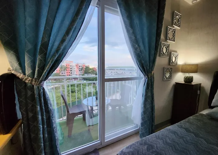 Apartment Azur Suites: Stylish Airport Retreat With Netflix And Luxe Pool