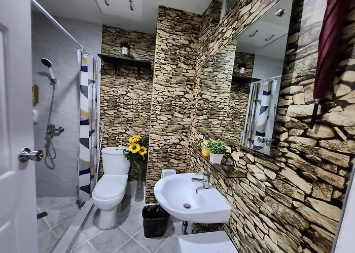 Azur Suites: Stylish Airport Retreat With Netflix And Luxe Pool *