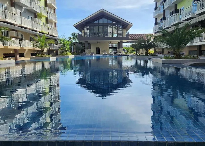 Azur Suites: Stylish Airport Retreat With Netflix And Luxe Pool Apartment *